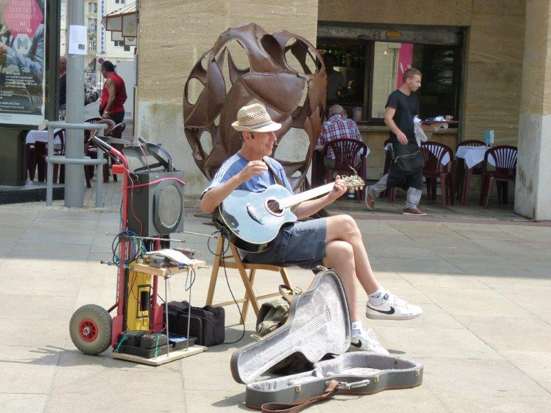 En cette année de capitale européenne de la culture voilà peut-être une photo qui symbolise au mieux l’hymne à la joie, le foisonnement qu’offre cette année. Une sculpture, de Mourad Habli, fondateur de l’Association Tunisienne pour l’Art Environnemental, de la série de sculptures urbaines en acier intitulée « Démocranes, la sympahonie des vents ». Et un guitariste, son matériel, sourire aux lèvres, le regard perdu dans le Vieux-Port. Comme un moment hors du temps, comme l’insignifiance vitale de la culture. Comme A sound of silence. (Photo Patricia MAILLE-CAIRE)