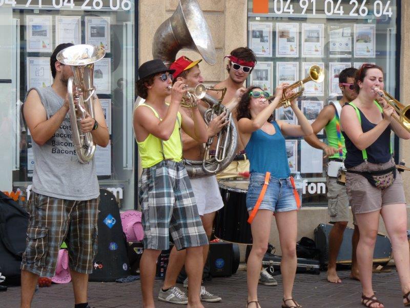 Ils sont jeunes, dynamiques, ces 13 étudiants de Centrale Marseille qui ont formé un groupe soudé dès leur entrée au sein de la fanfare de l’école, la Farigoule. Dans la rue, ils se produisent. C’est bon, c’est drôle, leurs textes interpellent. C’est déjà suffisant en soi pour les apprécier. Et, en plus, au travers de leur association Odyssound, ils ont pour objectif de mener une action solidaire de six mois dans quatre pays en voie de développement en collaboration avec des ONG locales d’aide à l’enfance. Si avec tout ça ils ne méritent pas la photo du jour et de découvrir leur site www.odyssound.org … (Photo Patricia MAILLE-CAIRE)