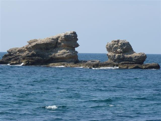 Tel un vaisseau fantôme sorti des limbes, ce bloc de pierre, ouvragé par le temps, symbolise cette Méditerranée souffrante, mais vivante qui, malgré les blessures, va de l’avant, par gourmandise de vie, par obligation. Et on se prend à penser aux sculptures de Jean Amado, où le minéral, l’animal, la construction humaine s’unissent, nous confrontant à notre propre fragilité. Non, la Méditerranée n’est pas une mer calme, même si par pudeur, elle se montre surtout sous son jour vacancier. C’est une mer qui vit, enfant de l’eau et de la lave, une mer dolorosa, mais un jour, un jour viendra... (Photo Philippe Maillé)