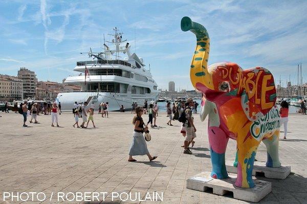 C’est beau la modernité, surtout lorsqu’elle s’inscrit dans la tradition. Et c’est peu dire que l’émotion était grande ce 16 août lorsque, en avant-première, l’édition 2013 des pointus marseillais a été présentée. En effet, dès le mois de septembre, cette nouvelle collection équipera les pêcheurs phocéens. Un hélicoptère est fourni avec cette modeste embarcation afin de repérer les bancs de sardines. Par ailleurs, afin de rassurer les consommateurs sur la fraîcheur du poisson, l’hélicoptère livrera directement la pêche du jour, l’ombrière du Vieux-Port, prenant, enfin, tout son sens puisqu’elle servira d’héliport. (Photo Robert Poulain)