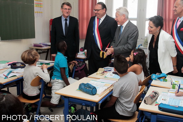 Vincent Peillon a visité une classe de l'école primaire Bernard Cadenat Marseille (3e) en présence du député Patrick Mennucci, du président de MPM Eugène Caselli et de la maire de secteur Lisette Narducci