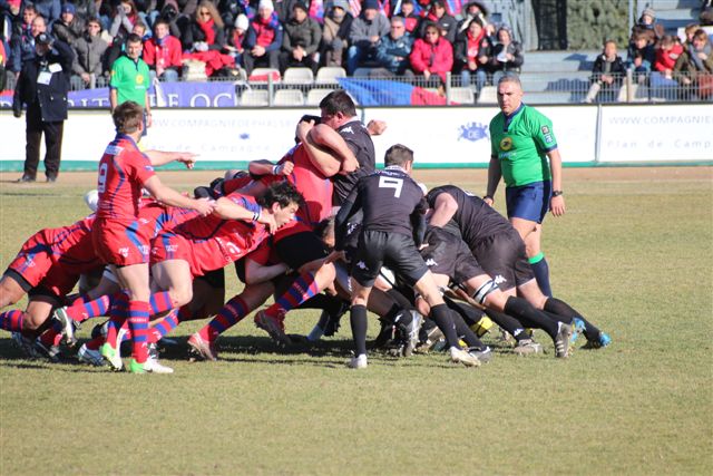 Les "Rouge et Bleu" de Béziers, vainqueur de Auch samedi, ne sont plus qu'à trois points des Aixois au classement à huit journées de la fin du championnat. (Photo Philippe MAILLÉ)