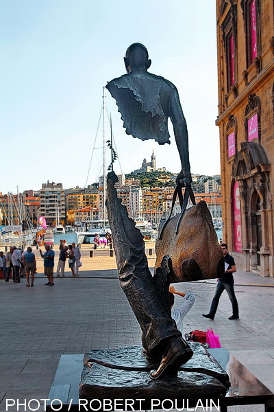 Les voyageurs de Bruno Catalano ont posé leur valise place Bargemon à Marseille