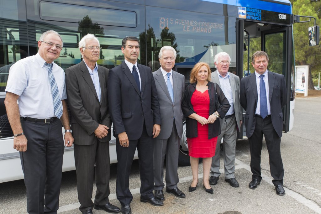 De nombreuses personnalités étaient présentes autour d'Eugène Caselli et Karim Zéribi pour le lancement du nouvel habillage des bus (Photo D.R.)