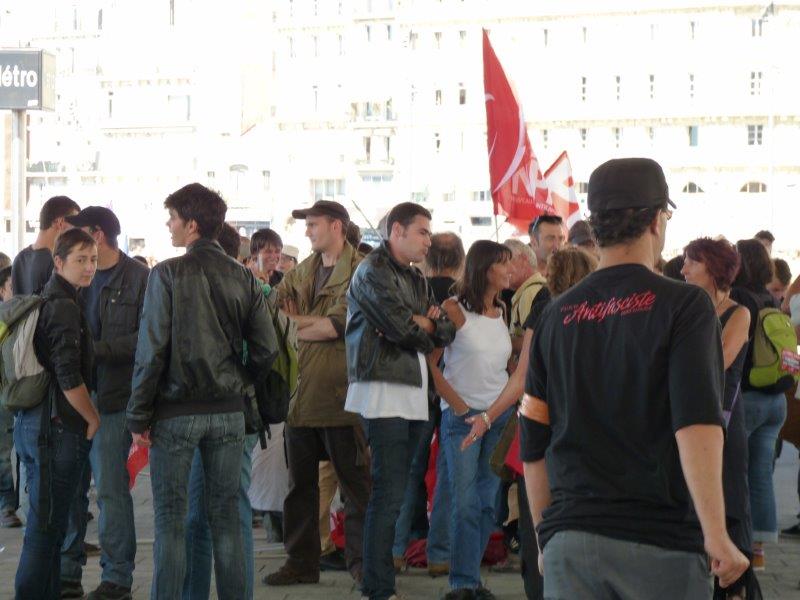 Les manifestants contre la tenue de l'Université d'été du Front National se sont retrouvés sous l'ombrière avant le départ du cortège (Photo P.M-C.)