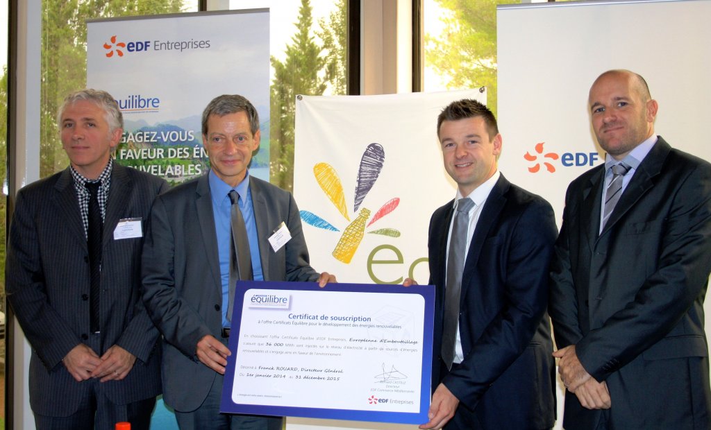 Benoît Chauvet, directeur Achats d’EdE, s’est vu remettre le 18 octobre 36 000 Certificats Equilibre par Bernard Castille, Directeur EDF Commerce Méditerranée. (Photos DR)