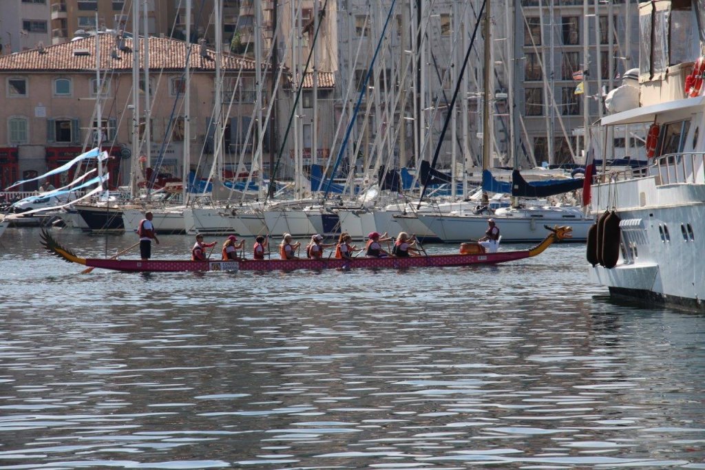 Les Ladies à bord du Dragon ont traversé à la rame le plan d'eau du Vieux-Port (Photo Philippe Maillé)