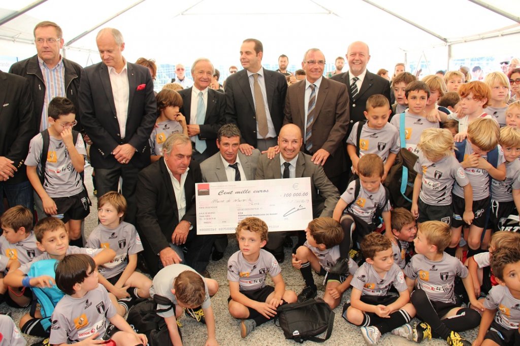 A l'occasion de l'inauguration du stade Jean-Bouin, la Fédération française de Rugby a remis un chèque de 100 000 euros à la ville de Marseille. (Photo Philippe Maillé)