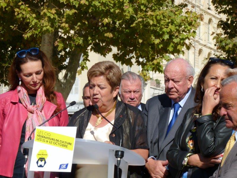 Monique Cordier,présidente de la confédération des CIQ au côté du maire de Marseille, Jean-Claude Gaudin et nombre d'élus (Photo P.M.-C)