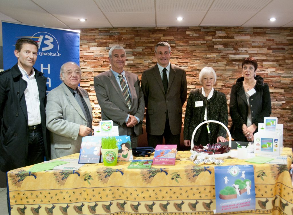 Frédéric Rostaing, président du Vélo Club La Pomme; Louis Fabre, administrateur de 13 Habitat; Gérard Lafont, directeur général; Christophe Masse, Président de 13 Habitat; Andrée Vigneron, membre de l'association "Le blé de l'espérance" et déléguée auprès des institutions et Marie-Ange Grangeon, Bénévole de l'association