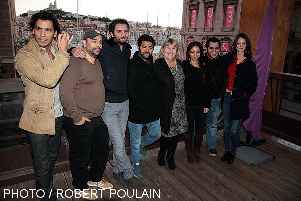 L'équipe du film "La marche" entoure Eliane Zayan, adjointe au maire de marseille déléguée au cinéma