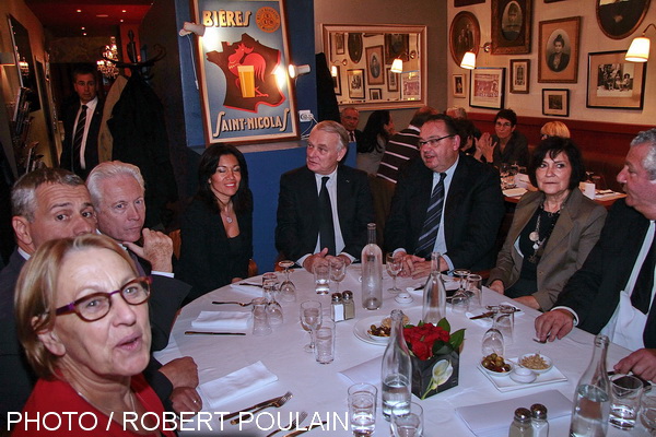 Une table ronde qui ne réclame pas de débats. Jean-Marc Ayrault est entouré par Samia Ghali, Patrick Mennucci, Eugène Caselli, Christophe Masse, Marylise Lebranchu, Marie-Arlette Carlotti, Henry jibrayel