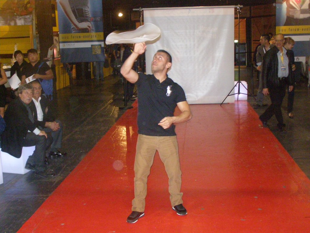 Ludovic Bicchierai, l'ancien traminot devenu pizzaïolo acrobatique, a gratifié l'assistance réunie au Dock des Suds d'une démonstration de ses talents. (Photos S.P.)