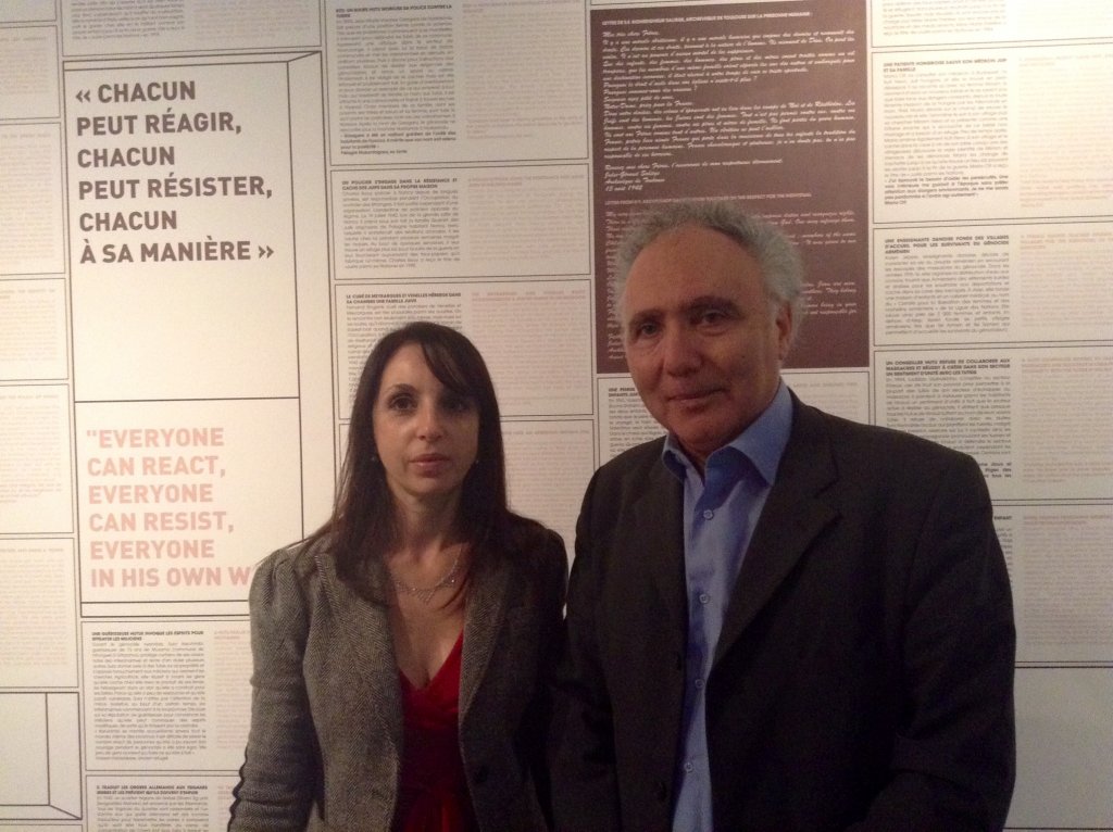 Mme Sparacino-Thiellay et Alain Chouraqui devant le « Mur des Actes justes » du Site-Mémorial du Camp des Milles (Photo D.R.)