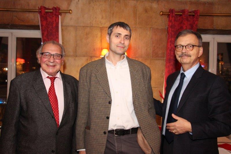 Raphaël Liogier entouré de l'actuel président du Carrefour de l'amitié Gilles Dahan et son prédécesseur Gabriel Rebourcet (Photo Philippe Maillé)