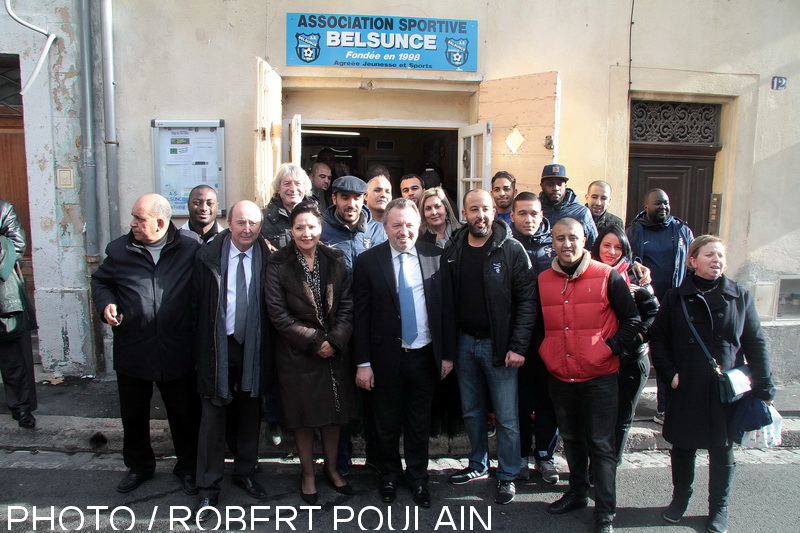 Photo de famille devant le local de l'AS Belsunce