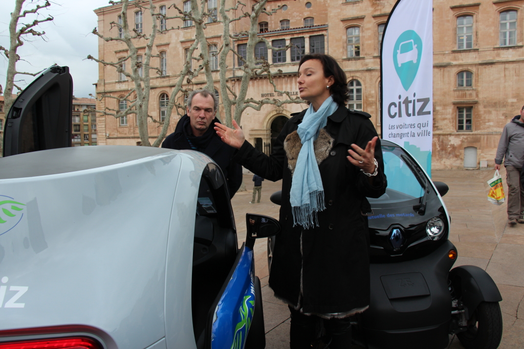 Laure-Agnès Caradec, adjointe au maire de Marseille en extase devant la Twizy'Lib sous le regard Pierre Sémériva, vice-président de MPM (Photo Philippe Maillé)