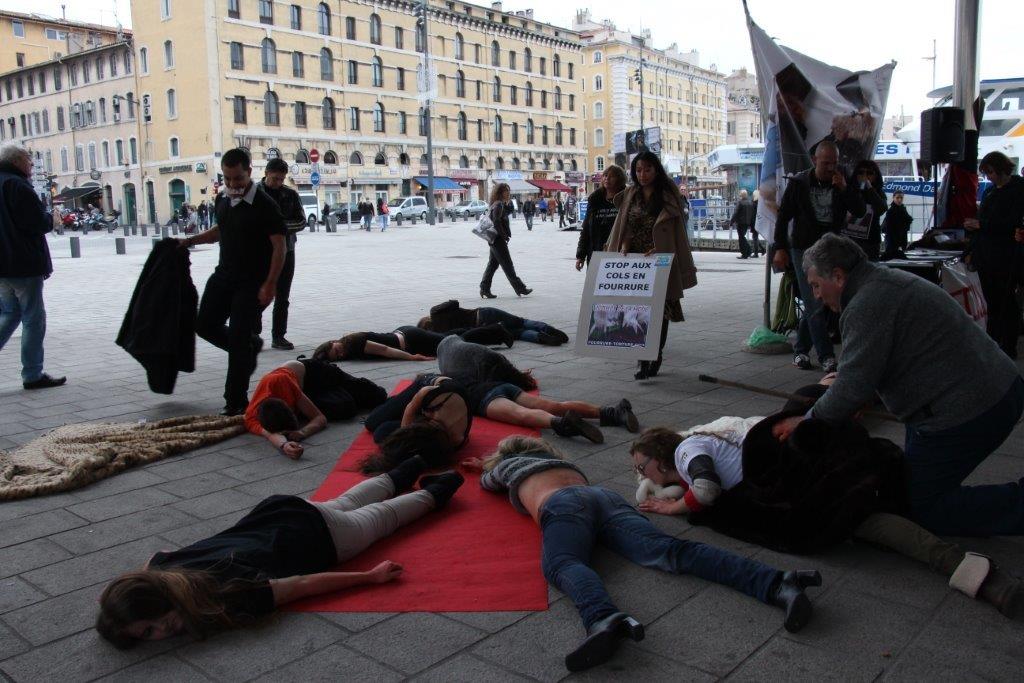 l’Ombrière du Vieux-Port a été le théâtre de saynètes simulant un arrachage de peau (Photo Philippe Maillé)