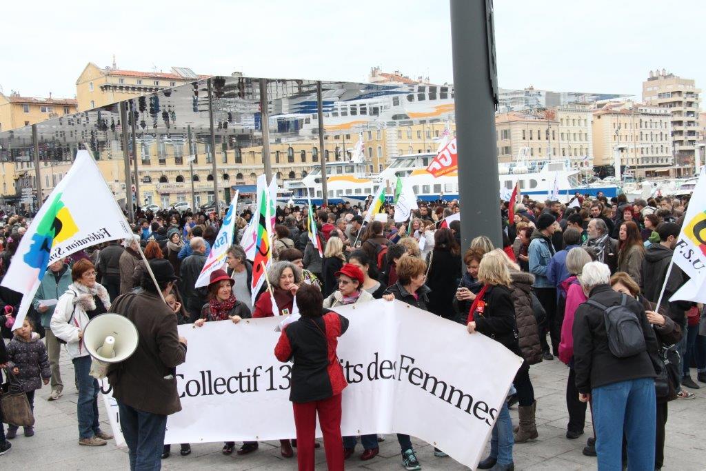 Plusieurs centaines de personnes ont participé à un rassemblement contre l'annulation de la loi autorisant l'avortement en Espagne (Photo Philippe Maillé)