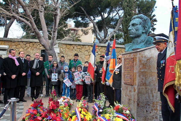 Dans le cadre des commémorations du groupe Manouchian, cérémonie en hommage aux fusillés de l’Affiche rouge en 2013 au square Manouchian, boulevard Charles Livon (7e) (Photo Robert Poulain)