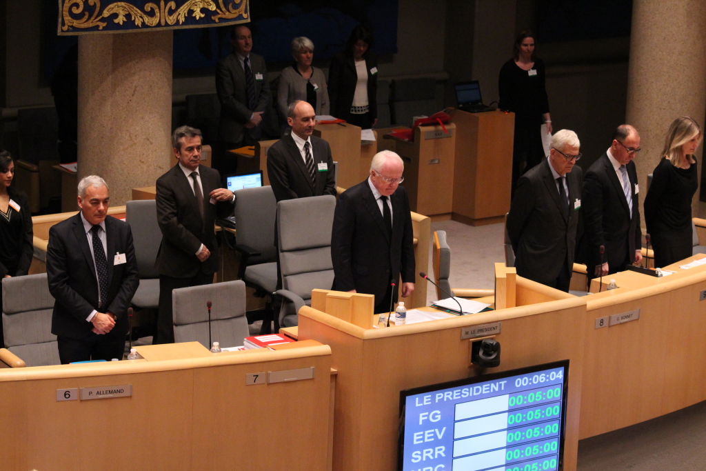 Une minute de silence a été observée en ouverture de séance en hommage aux victimes des intempéries et de l'accident des chemins de fer de Provence (Photo Philippe Maillé)