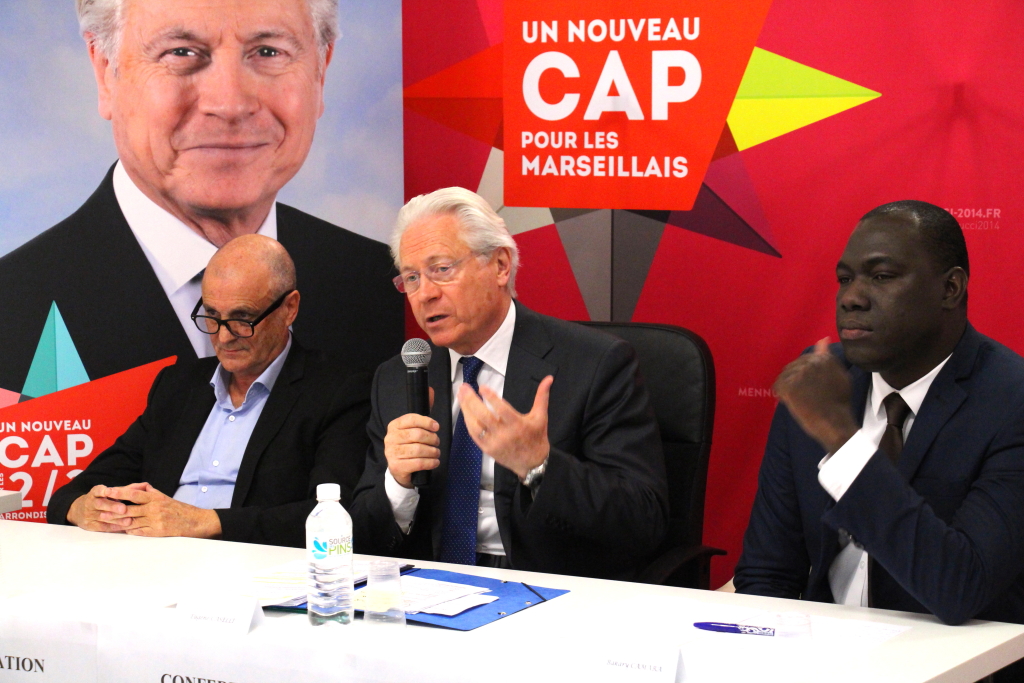 Eugène Caselli entouré de ses deux grands témoins Me Jean-Claude Valéra et Bakari Camara (Photo Philippe Maillé)