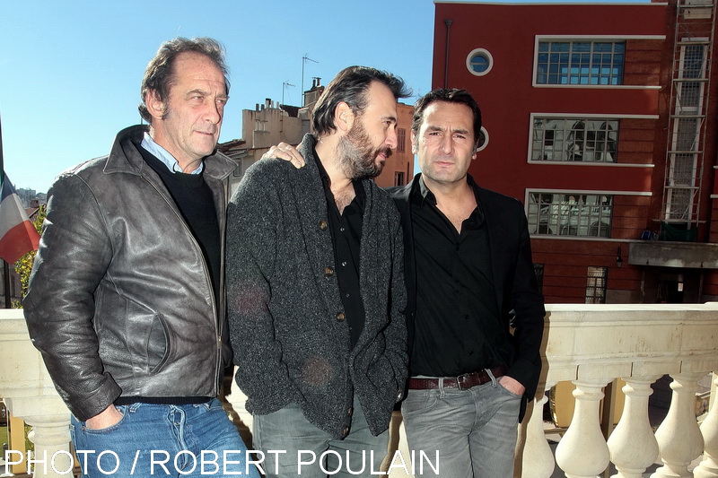 Fred Cavayé entouré des acteurs vincent Lindon et Gilles Lellouche à Marseille lors de l'avant-première de son film "Mea Culpa"