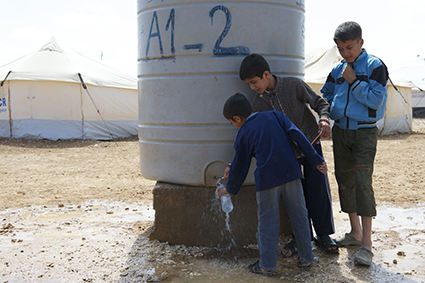 Ici c'est un camp de régugiés syriens à la frontière jordanienne mais à Marseille des enfants connaissent les mêmes difficultés pour accéder à l'eau (Photo Pompiers Solidaires-Hubert Auer)