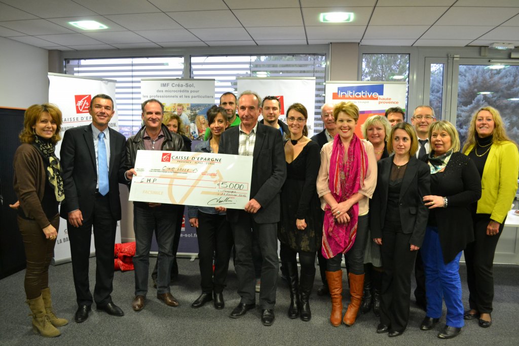 La Caisse d’Epargne Région Alpes a remis une contribution financière de 5 000€ à la plateforme d’initiative locale Initiative Haute Provence, dans les locaux de l’agence de Manosque centre (Photo D.R.)