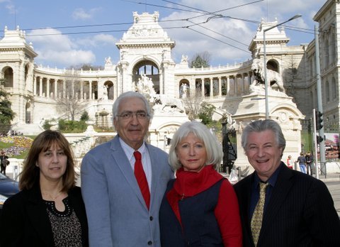 Robert Bismuth, tête de liste de "l'Union pour Marseille" dans les 4/5 entouré de ses colistiers (Photo D.R.)