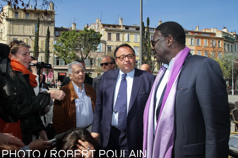 Courtoise rencontre sur le cours Ju' entre Patrick Mennucci candidat (PS-EELV) et Pape Diouf candidat de "Changer la donne"