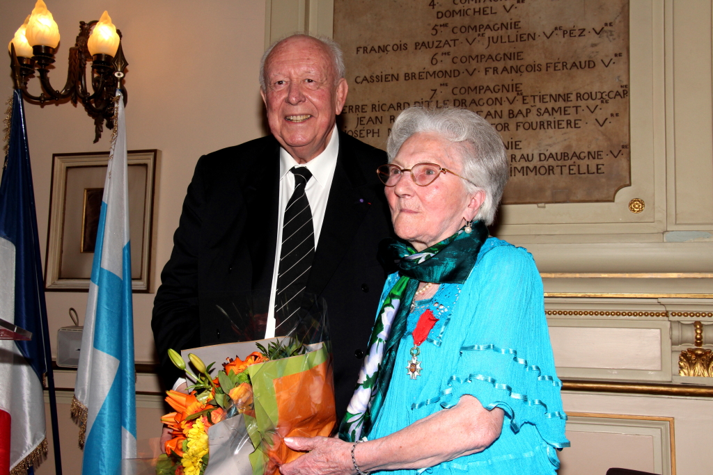 Rose Suggello a reçu des mains du maire de Marseille, Jean-Claude Gaudin, des insignes de chevalier de la Légion d'Honneur (Photo Philippe Maillé)