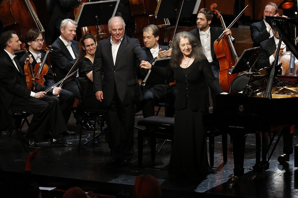 Un moment d’éternité : Martha Argerich et Daniel Barenboïm viennent de jouer ensemble. Standing ovation (Photo Caroline Doutre)