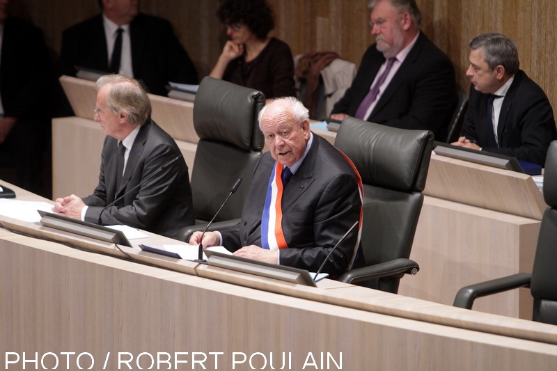 Jean-Claude Gaudin arborant sont écharpe tricolore vient d'être élu pour un 4e mandat maire de marseille