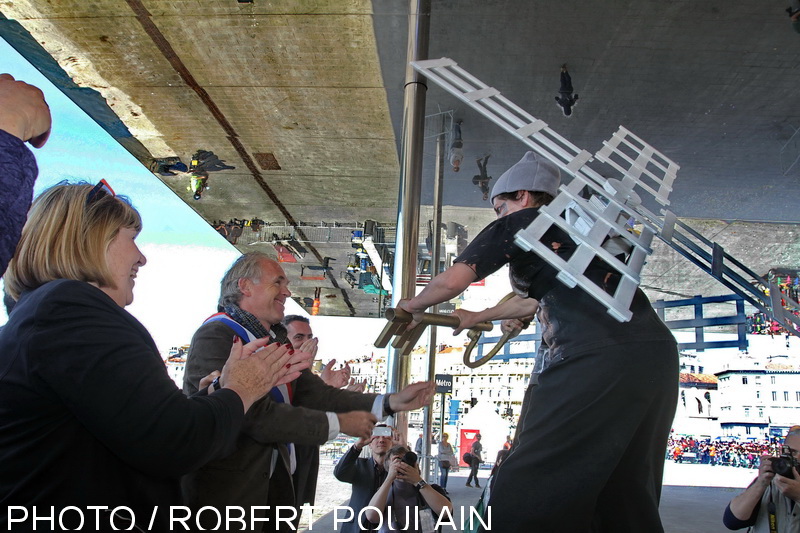 Sous l’ombrière du Vieux-Port, les carnavaliers de l’édition 2014 ont reçu des mains de Dominique Tian, 1er adjoint au maire, la clé d’or de la Ville de Marseille