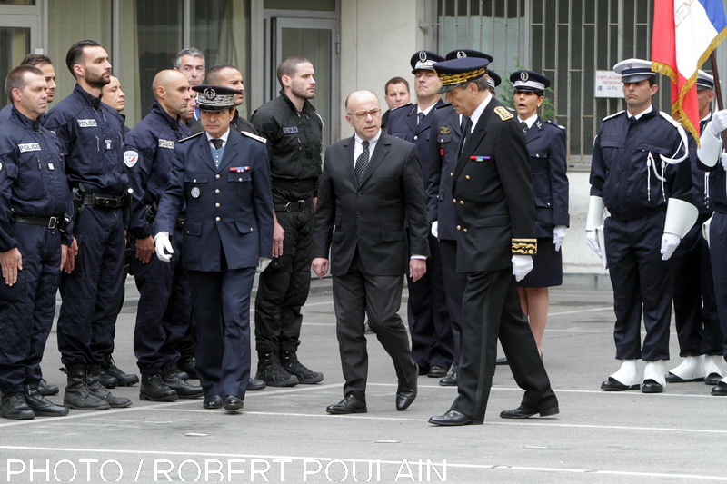 Entouré du préfet de police et du directeur départemental de la sécurité publique, le ministre de l'Intérieur Bernard Cazeneuve a fait son entrée dans la cour de l’Hôtel de police de l’Evêché