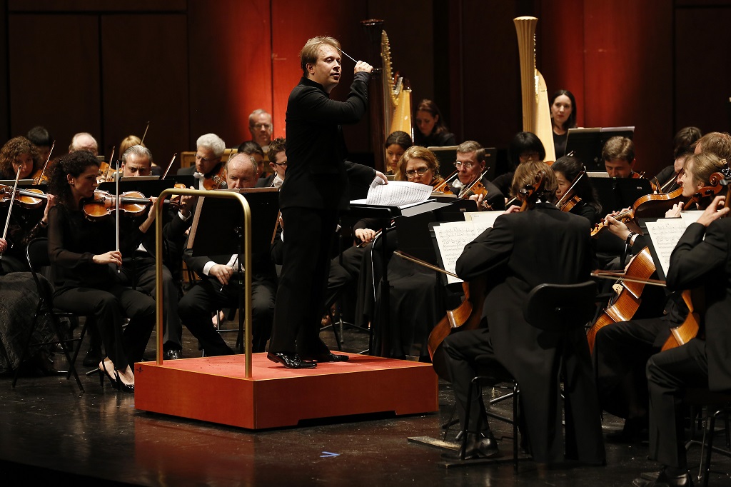 Ludovic Morlot directeur musical inspiré pour Messiaen et Strauss à la tête de l'excellent orchestre de la Monnaie (Photo Caroline Doutre)