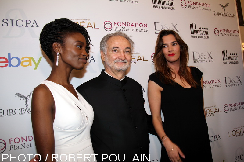 Jacques Attali, Président du Groupe PlaNet Finance entouré des actrices Aïssa Maïga et Charlotte Gabris