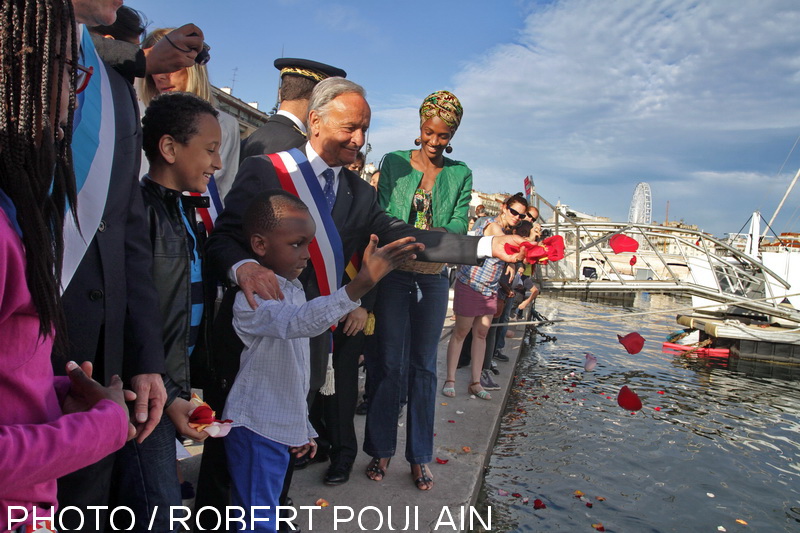 Jet de pétales de roses dans le vieux-Port au son du djambé