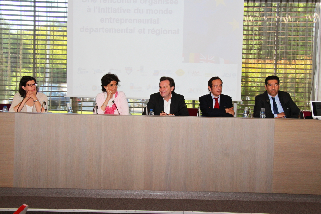 Blandine de Suremain (Nous citoyens) - sylvie Goulard (UDI-MoDEM) - Renaud Muselier(UMP) - Zaki Laïdi (PS-PRG) - Karim Zéribi (EELV) (Photo Philippe Maillé)