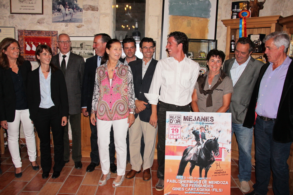 Michèle Ricard au centre, entourée de toute l'équipe de l'édition 2014 de la Feria du cheval à Méjanes (Photo Philippe Maillé)