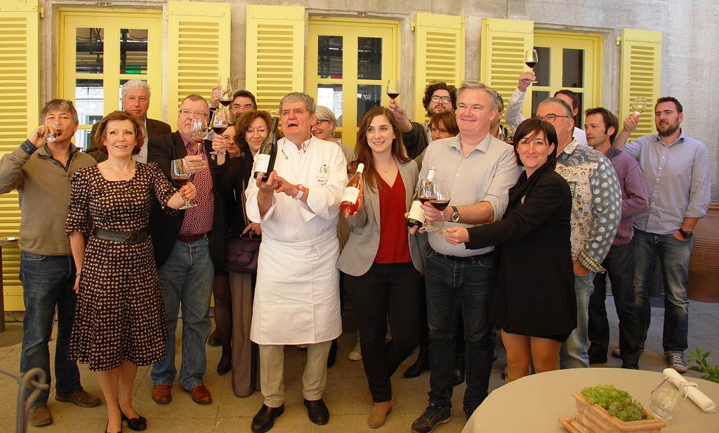 Le jury réuni autour de Christian Etienne dans son établissement avignonnais (Photo D.R.)