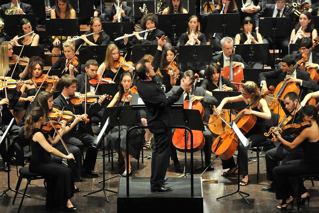 Il y a deux ans, l’Orchestre des Jeunes de la Méditerranée était dirigé par François-Xavier Roth. (Photo Jean-Claude Carbonne).