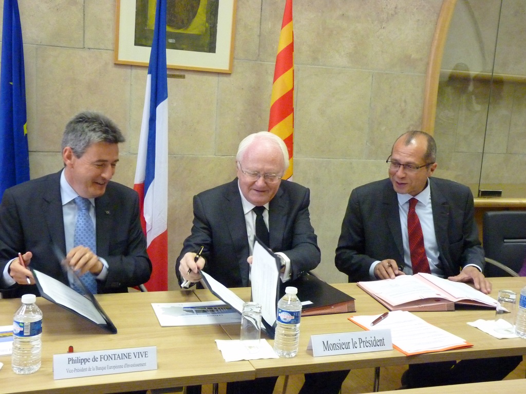 Philippe de Fontaine Vive (BEI), Michel Vauzelle et Stéphane Keïta (CDC), ont signé une convention pour le financement de l’acquisition des 26 rames TER (Photo P.M.-C.)