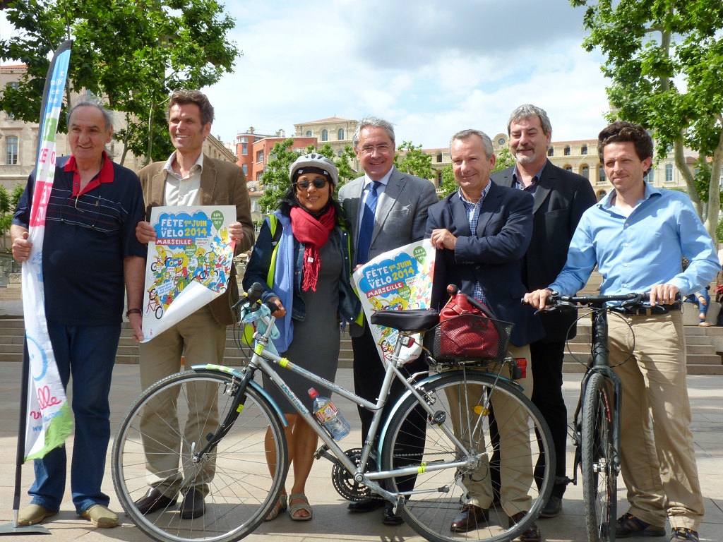 Un militant Vélo en Ville qui présente le totem des points de convergence, Benjamin Clasen, président de Vélos en ville, une militante et son vélo, Robert Assante pour la ville de Marseille, Jean-Yves Petit, CG13, Philippe Orsatelli, La Maif et Cyril Pimentel, Vélos en ville (Photo P.M.-C.)