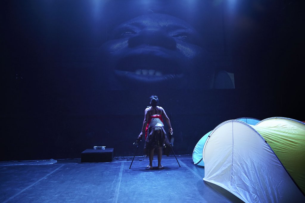 Les représentations "In a world full of butterflies, it takes balls to be a caterpillar… some thoughts on falling…" de la chorégraphe sud-africaine Robyn Orlin les 23 et 24 juin au Théâtre Joliette-Minoterie sont annulées