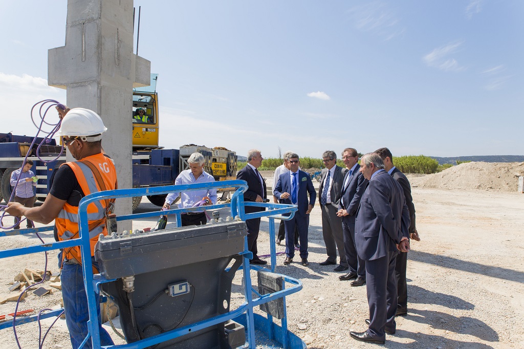 Pose du premier pilier de l’usine Bonnans SA Technoparc des Florides à Marignane en présence de Guy Teissier, Président MPM, Eric Bonnans, PDG Bonnans S.A.,Christian Cornille, Executive Vice-président Airbus Helicopters, Eric Le Dissès, maire de Marignane, Louis Laugier, Secrétaire général de la Préfecture de Région (Photo D.R.)