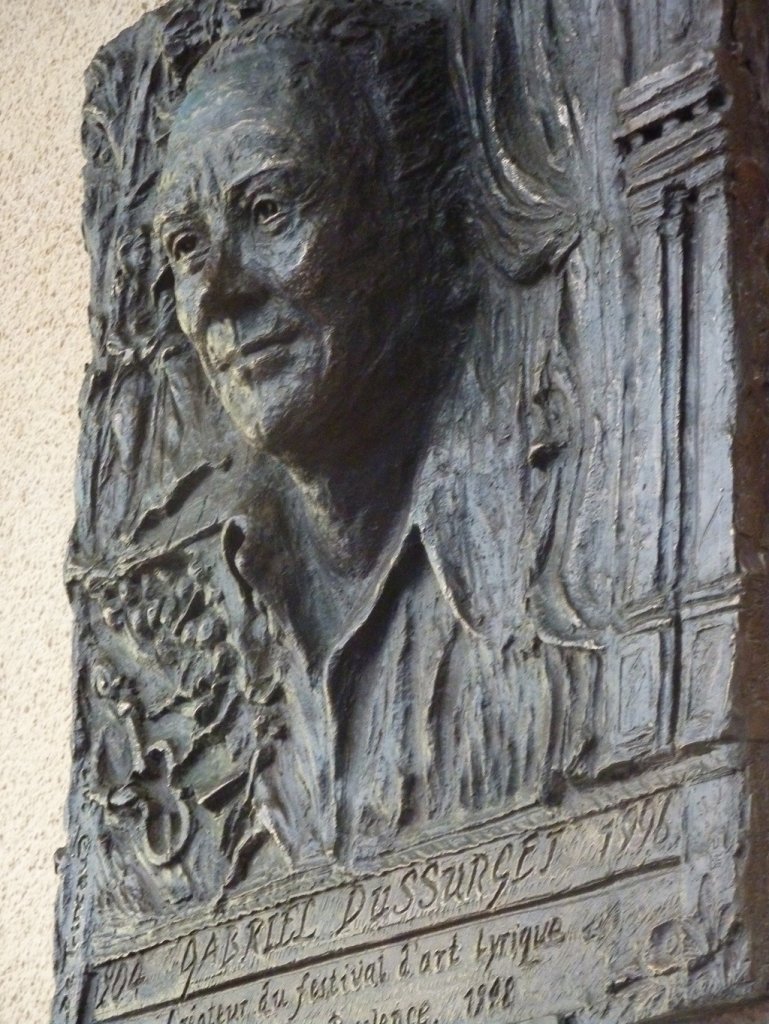 C’est Christine de Trincaud la Tour qui a réalisé le bas-relief consacré au fondateur du Festival d’Aix-en-Provence (Photo M.E)