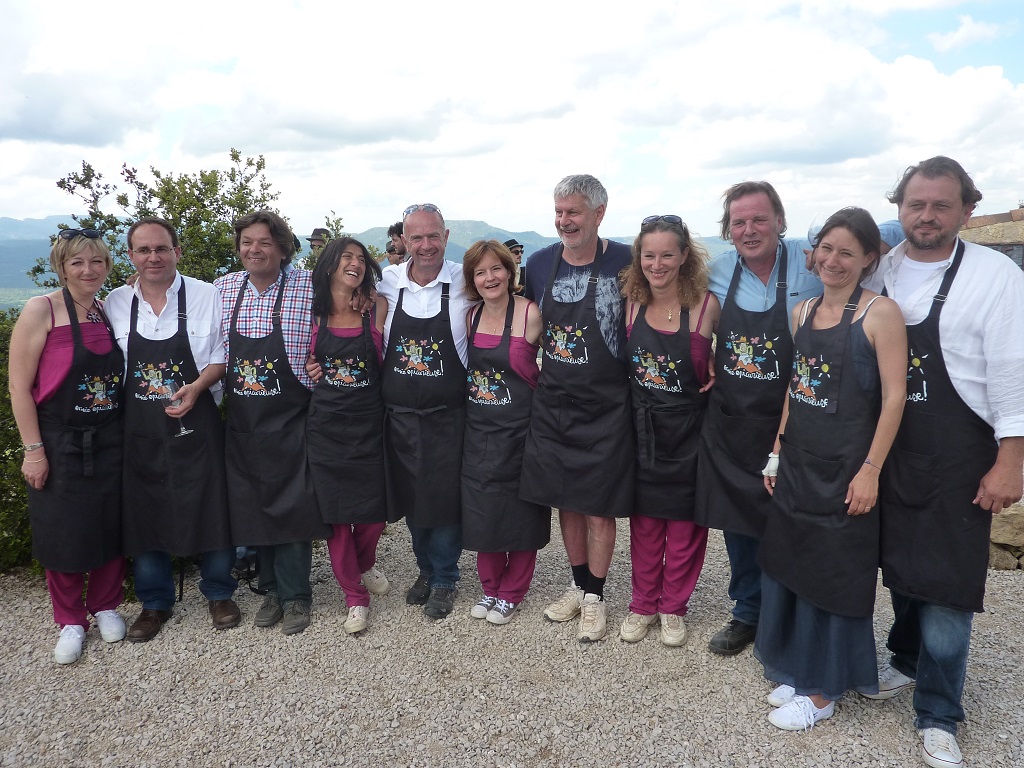 Au sommet de Vautubière, les vignerons ont tenu à rendre hommage à leurs épouses et compagnes, moment immortalisé par la photo (Photo M.E.)