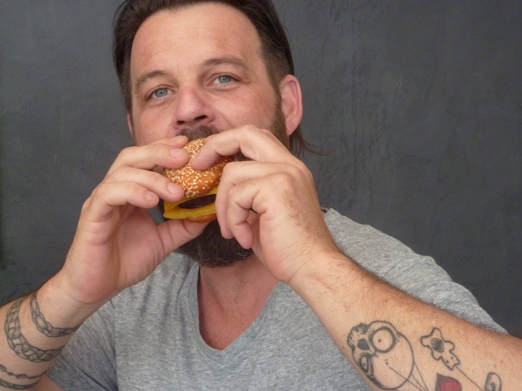 Laurent Favre-Mot croque son burger, un biscuit madeleine citron, graines de sésame, crémeux citron enrobé de chocolat et noisettes, gelée de mandarine (Photo M.E.)